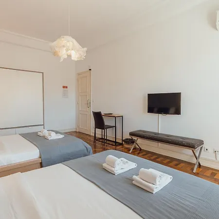 Gaspar House In Areeiro By Hosty *